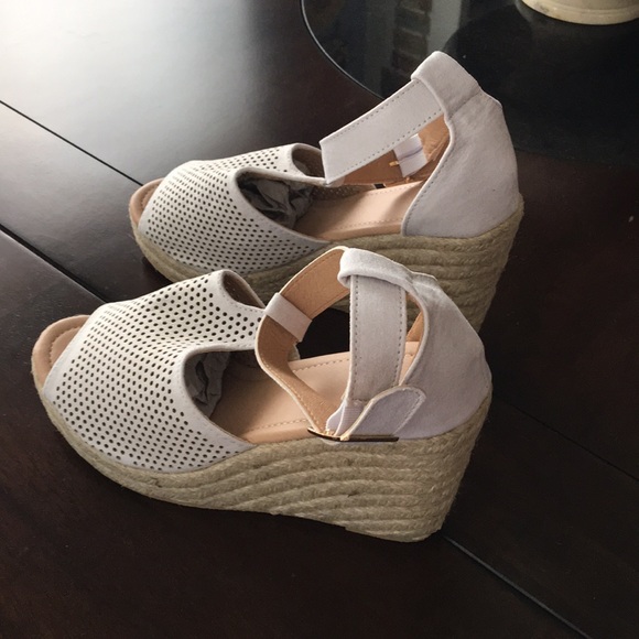 Shoes - Picture 4 of 6